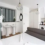 Апартаменты Super Location Meets Charming Studio -ecole Militaries Champ De Mars - 7th Arrondisment *