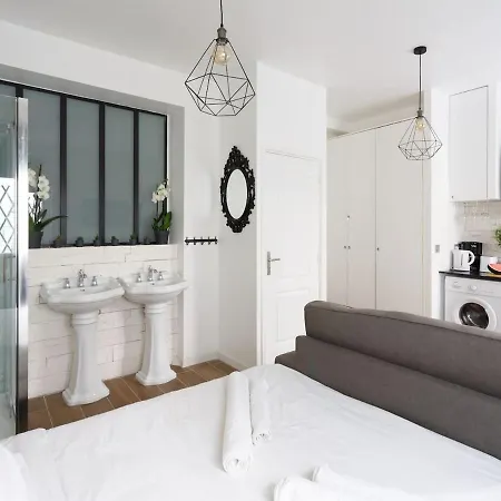 Appartement Super Location Meets Charming Studio -ecole Militaries Champ De Mars - 7th Arrondisment *