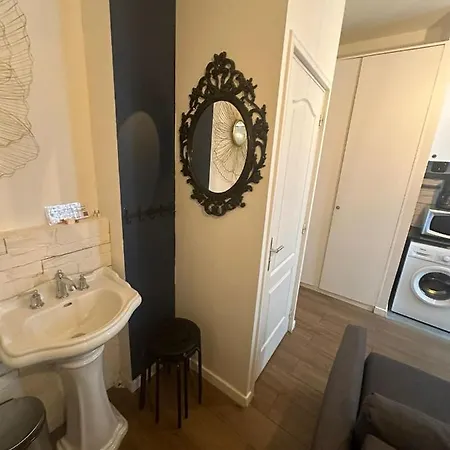 Appartamento Super Location Meets Charming Studio -ecole Militaries Champ De Mars - 7th Arrondisment *